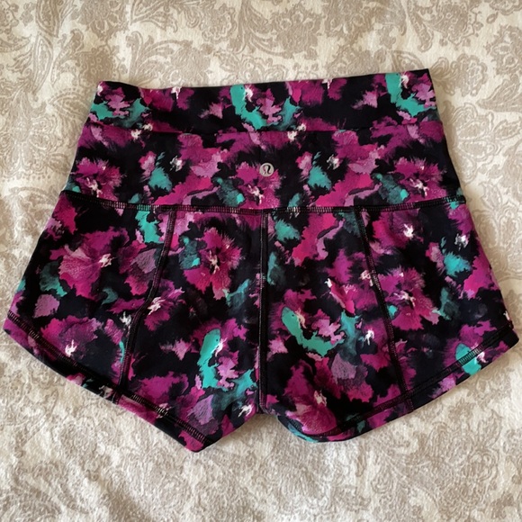 NWOT Lululemon Wunder Short 2” - Picture 6 of 10